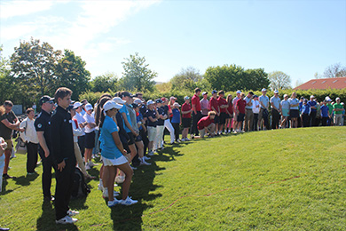 5-Gespanntes%20Warten%20bei%20der%20Siegerehrung_GolfClubUlm.jpg?1777360990000